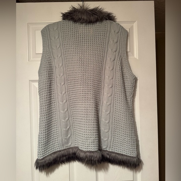 Sporto Size XL Gray Cable Knit Sweater Vest with Faux Fur Trim and toggle close - Picture 7 of 8